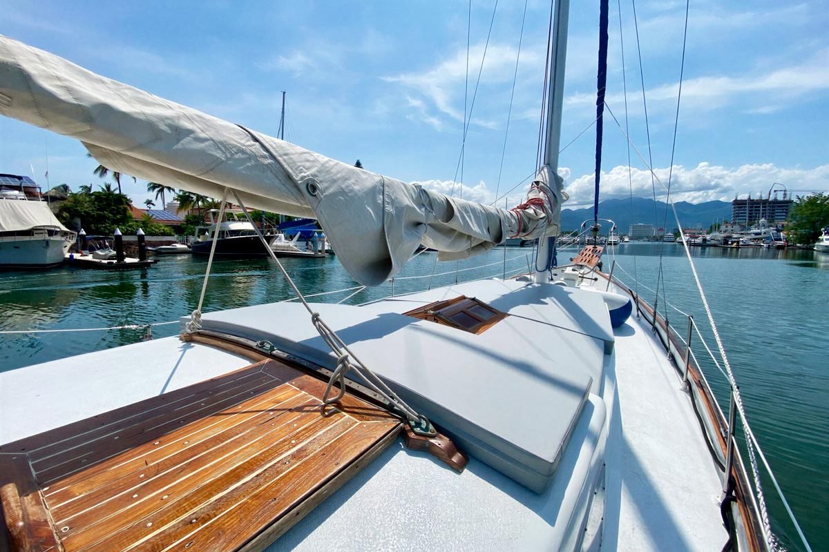 Puerto Vallarta Classic Sailboat 42 Rental (2)