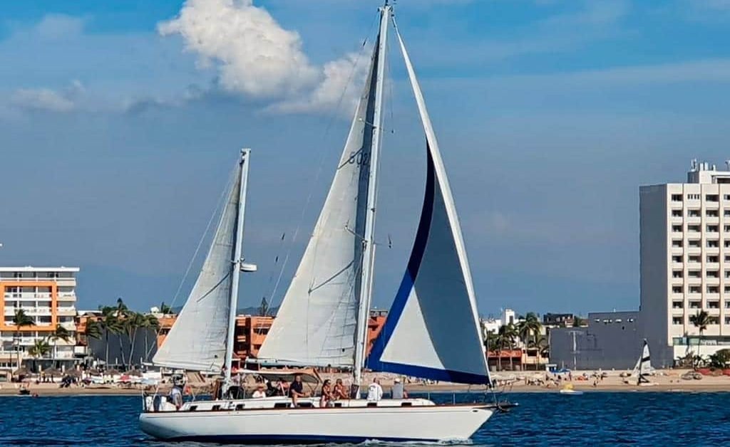 Velero en Puerto Vallarta - Alebrije 50