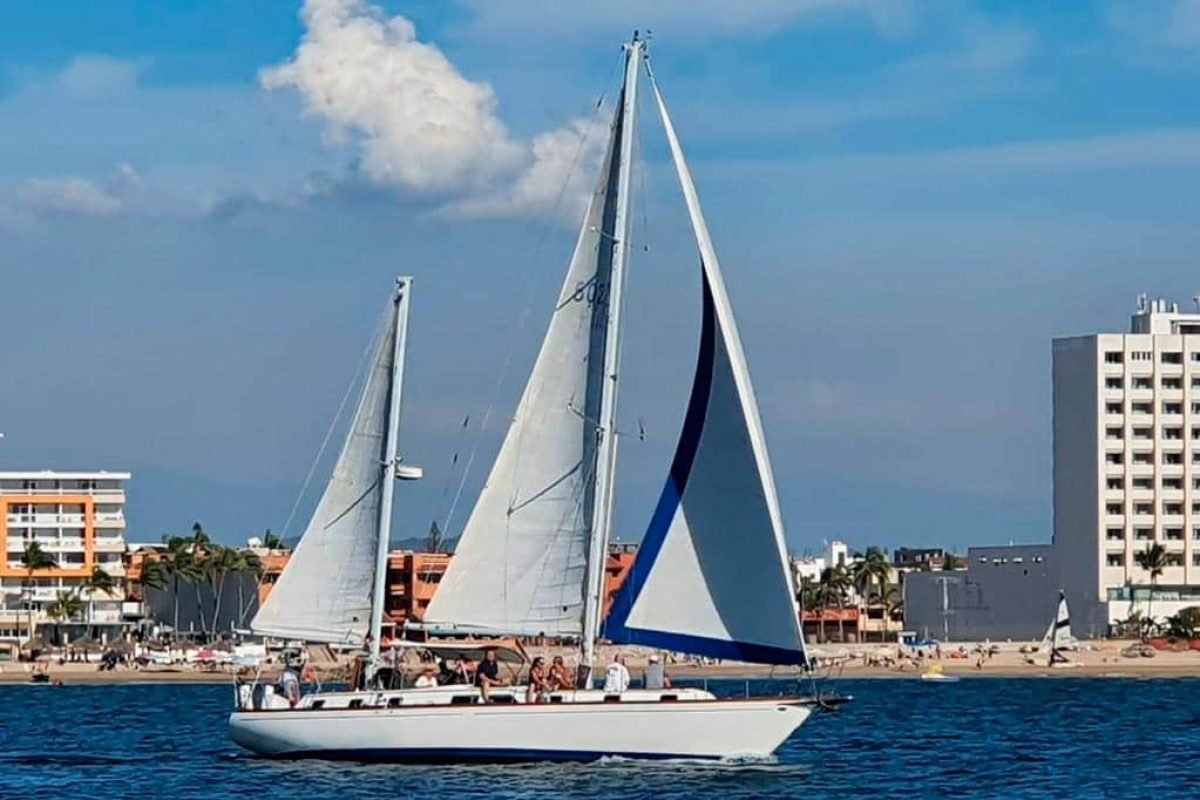 Velero en Puerto Vallarta - Alebrije 50