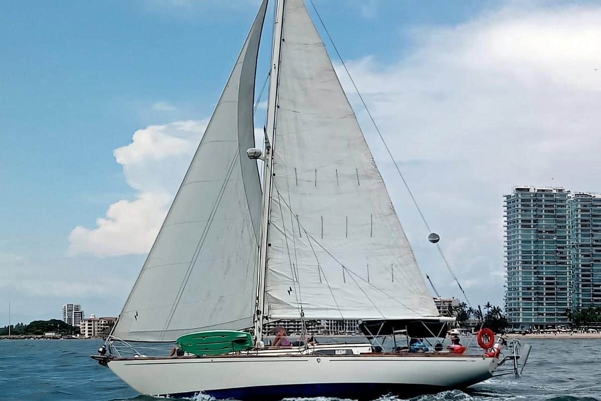 Veleros en Puerto Vallarta Columbia 38